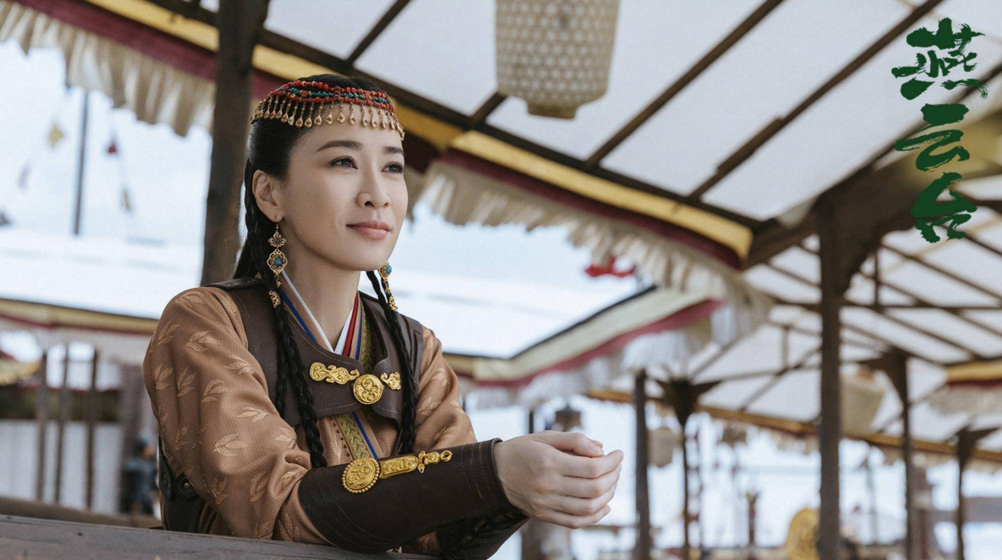 剧照中,佘诗曼的发饰与唐嫣相似,应该是名族特色,衣服华丽,但颜色略