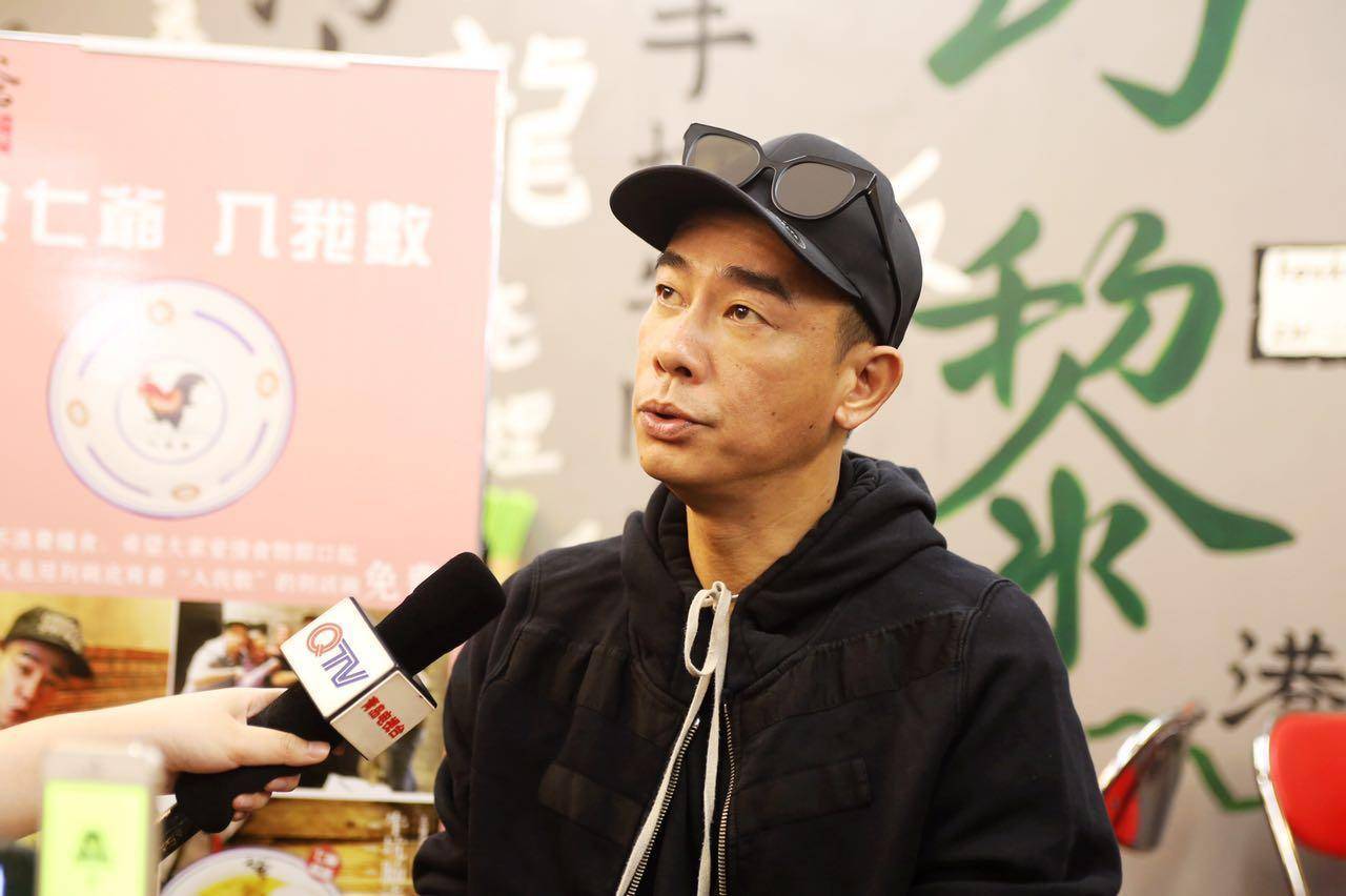 当年2000块卖掉弟弟,成名后却想找回,陈小春:我无法原谅自己_父亲