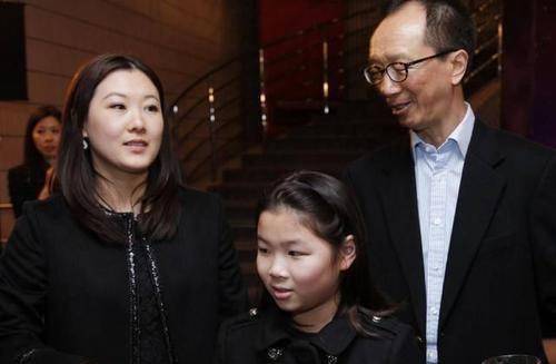 跳水皇后伏明霞曝近况,与大26岁老公购豪宅,送长女当18岁礼物_梁锦松
