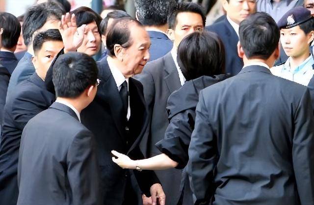 霍启刚手捧遗像,何鸿燊和李嘉诚扶灵,待遇堪比国葬_国家_西方_香港