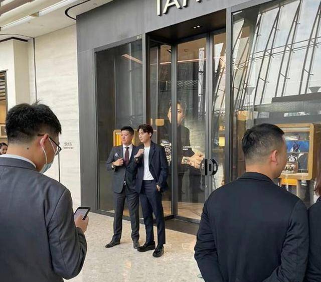 他是身高185cm的大帅哥,和欢瑞两男神都有合作,屡演男主却不红_路宏