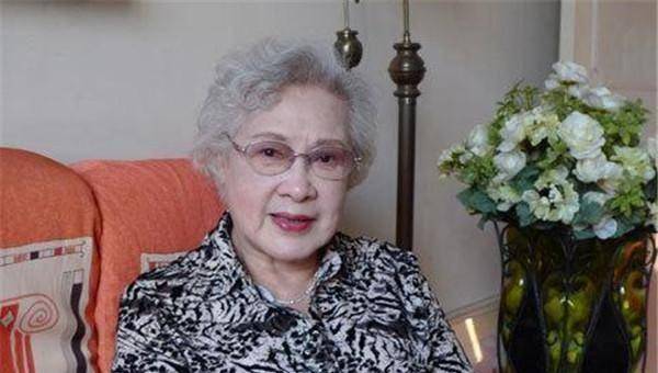 她曾获"人民艺术家"称号,年轻时要养一家11口,98岁仍孤身一人_秦怡