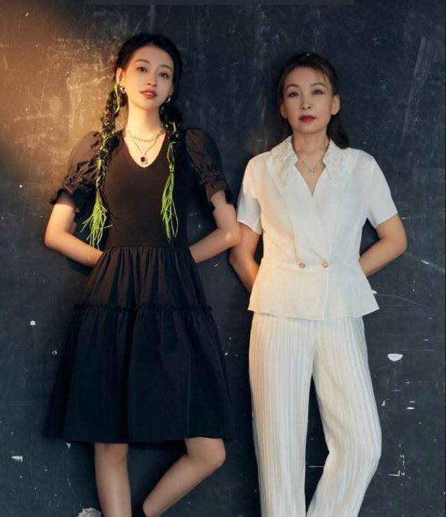 孙怡和妈妈比美,孙怡穿黑色连衣裙很甜美,妈妈穿着像成熟姐姐_女性