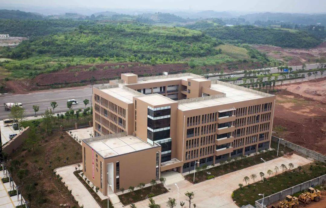 四川希望汽车职业学院:新老照片见证车院变化,满满的回忆!