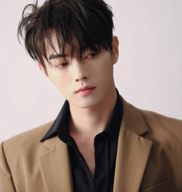 许凯早年是模特儿,187公分的身高让他看上去相当挺拔,穿上西装相当英