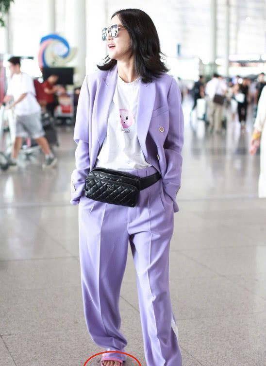 谭维维解锁新时尚!西装搭配居家拖鞋走机场,网友:主要看气质!