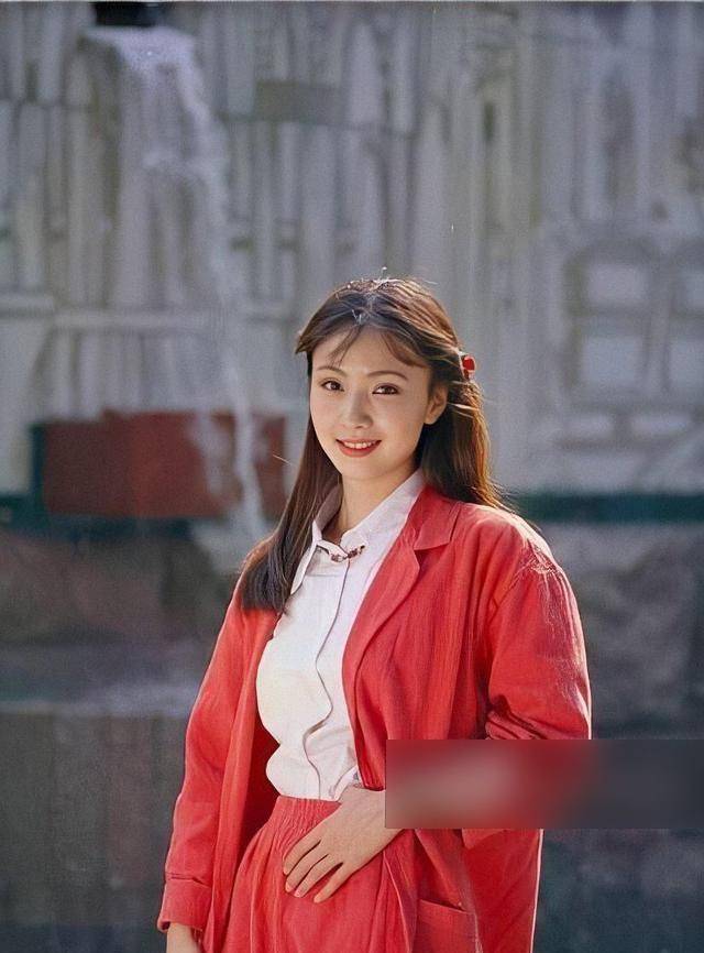 更有网友曝光了一组小陶虹年轻时的视觉中国图,笑眼盈盈真的好甜呀