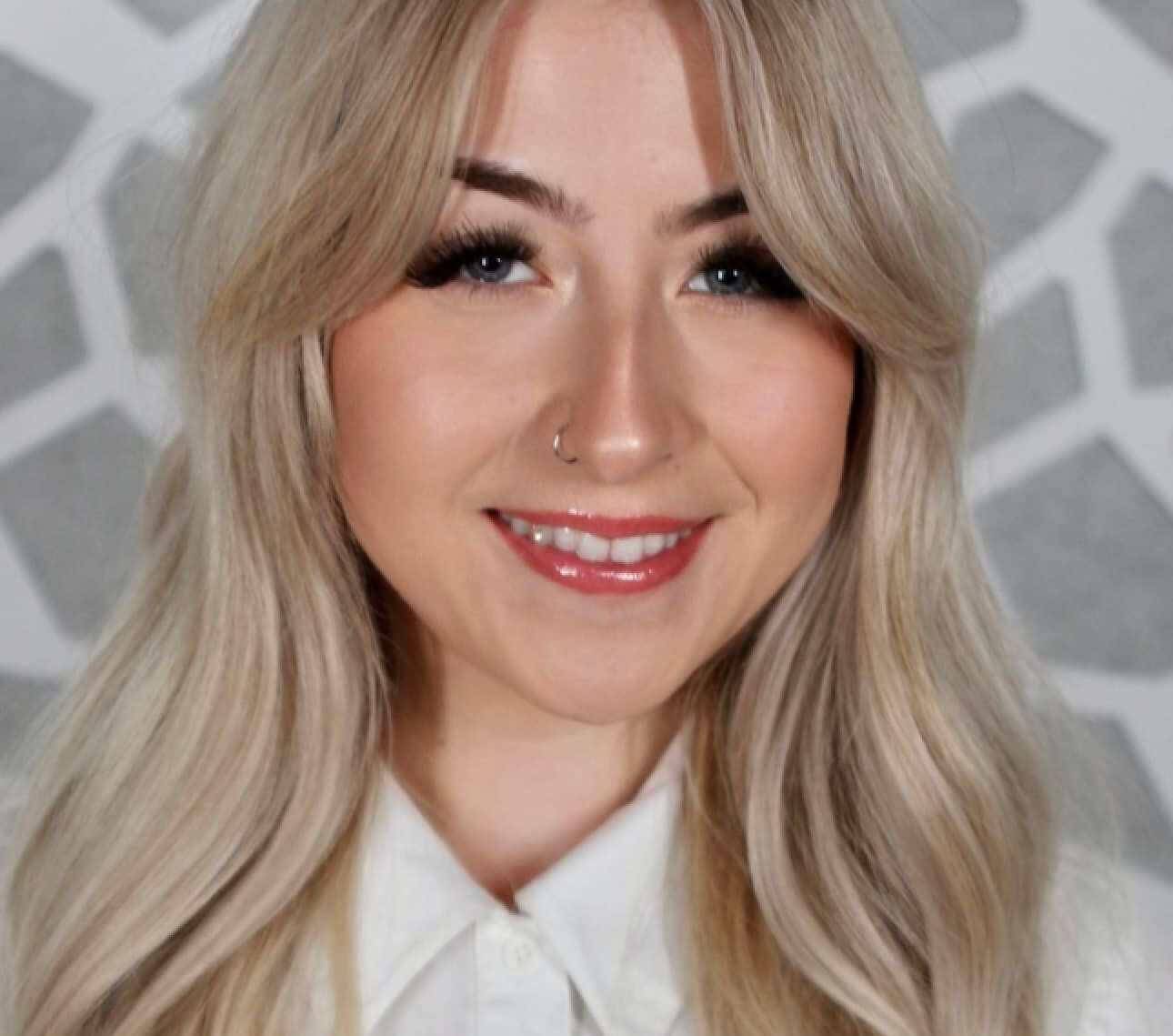 66岁罗芙洛罕晒母女合影,为女儿庆24岁生日,爱女戴鼻环身材出众_洛芙