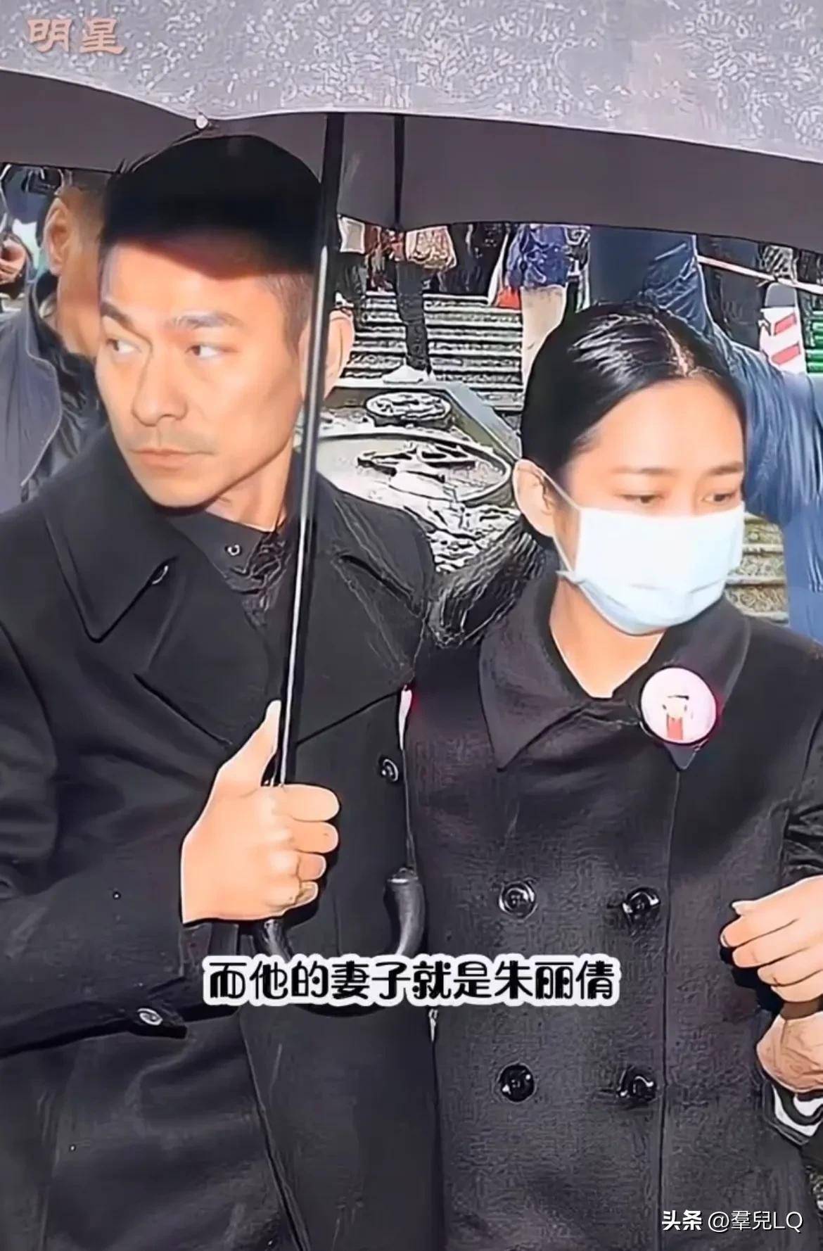 此时的刘德华已经51岁了,终于做了父亲,朱丽倩虽然是刘德华的妻子