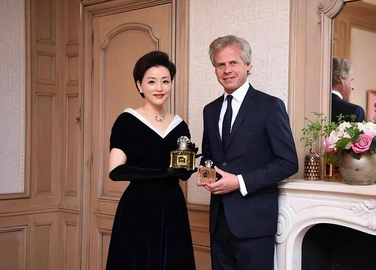 杨澜美到国外去了,54岁穿黑色丝绒裙优雅大气,不愧是前央视一姐_女性