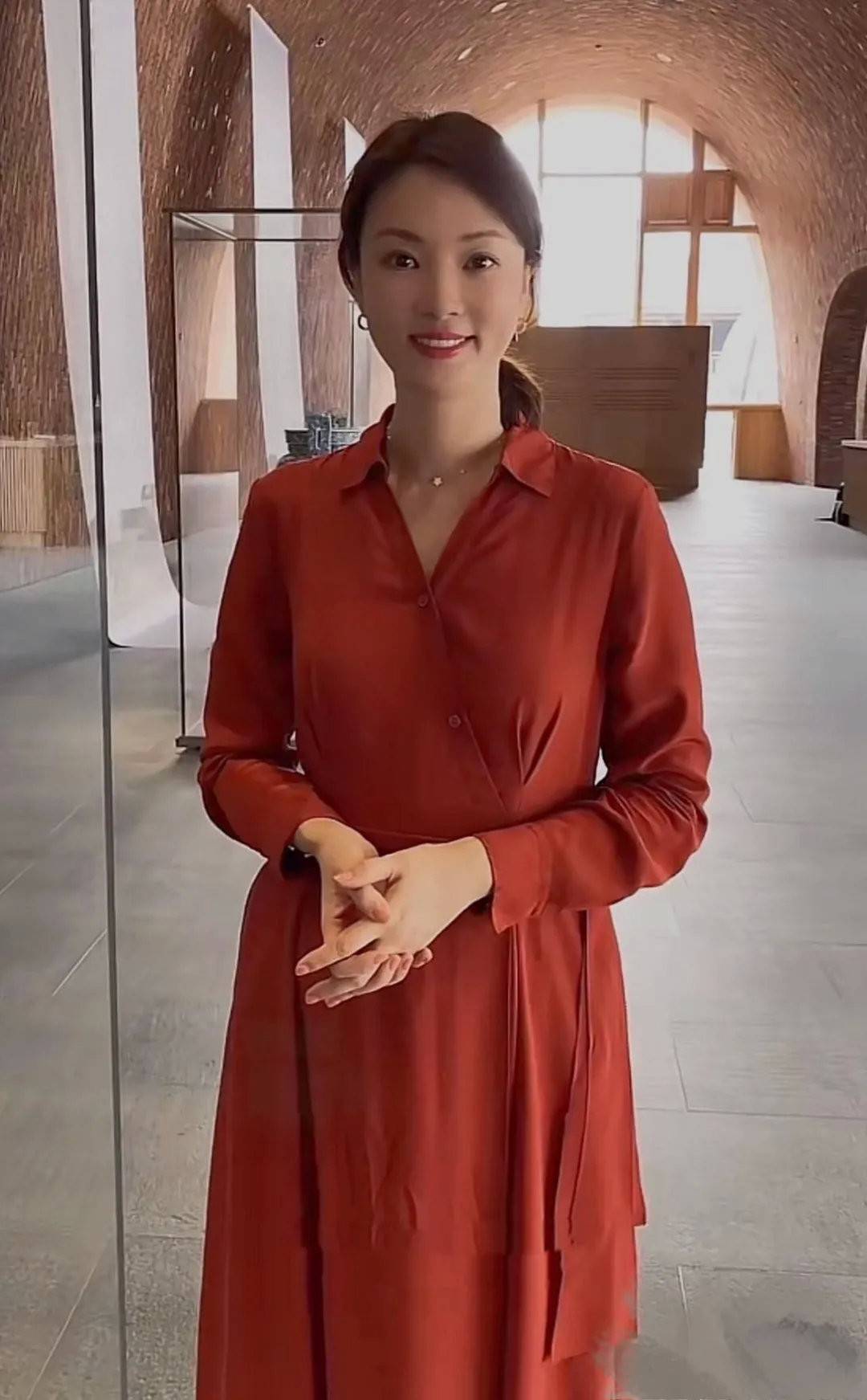 央视美女主持刘芳菲下场,声援被川大张薇霸凌女生,发文感慨良多_时代