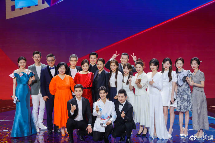 央视总台19位主持人大合照,倪萍朱迅站c位,王冰冰比胡蝶番位高_笑容