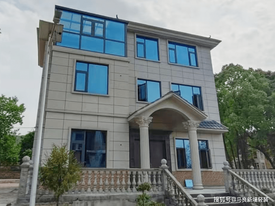 农村自建房变成城市别墅,外墙装修花10个w够了!_装饰_质感_水包