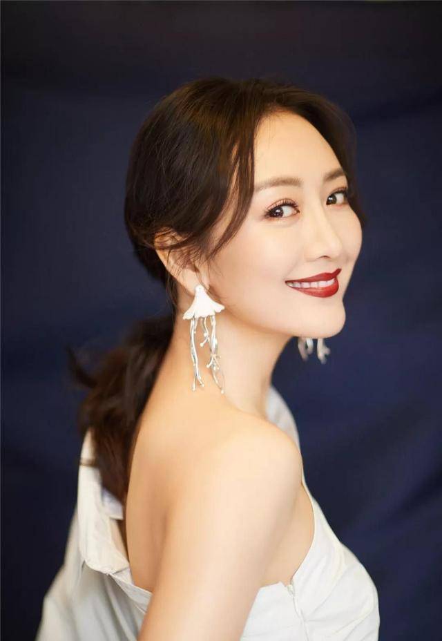 不知不觉,从出道至今,王欧已在娱乐圈打拼了16年,她也从一位曾今的女