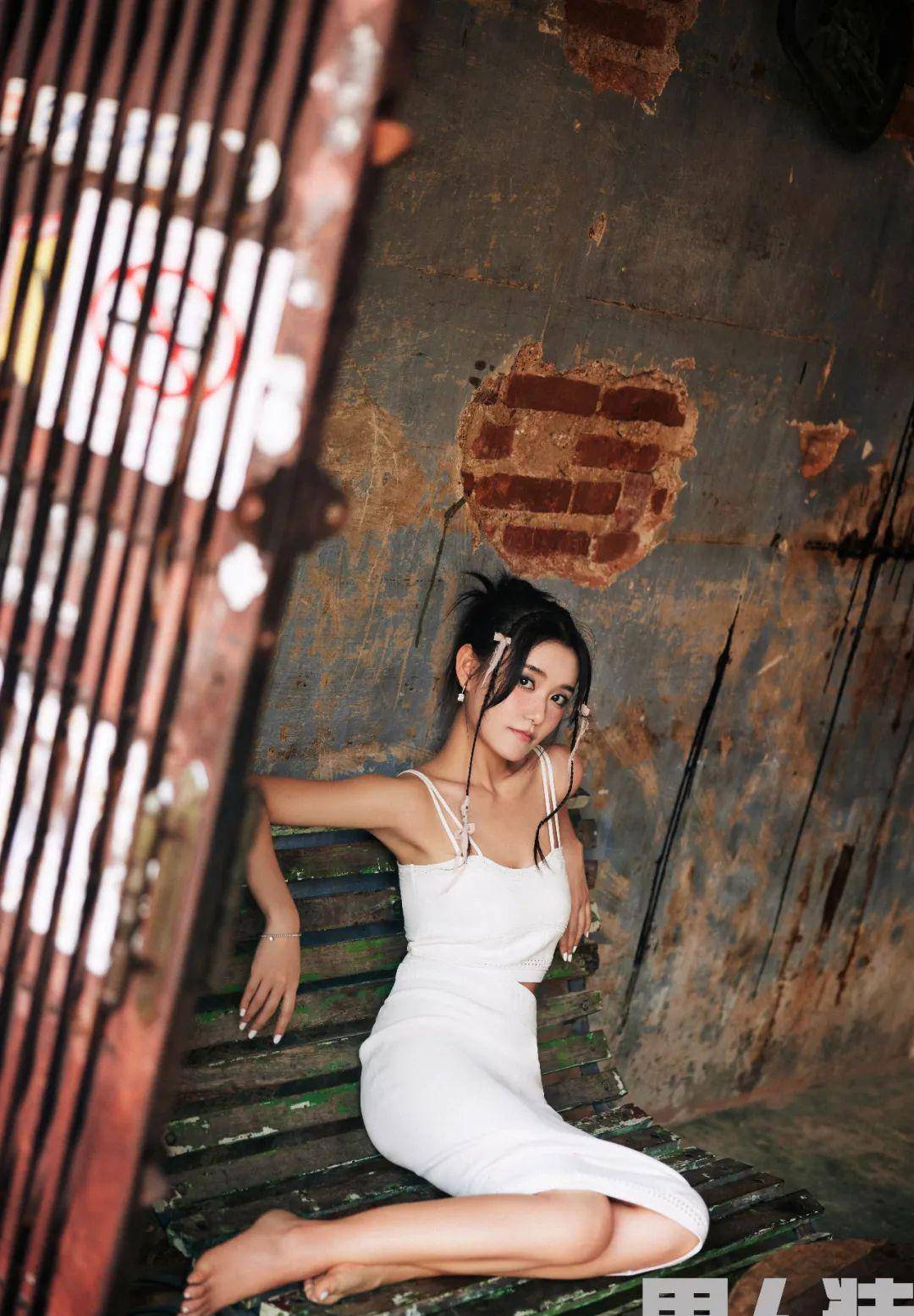 22岁蒋依依《男人装》五月封面,粉红色抹胸短火裙,饰演性感女郎_背心