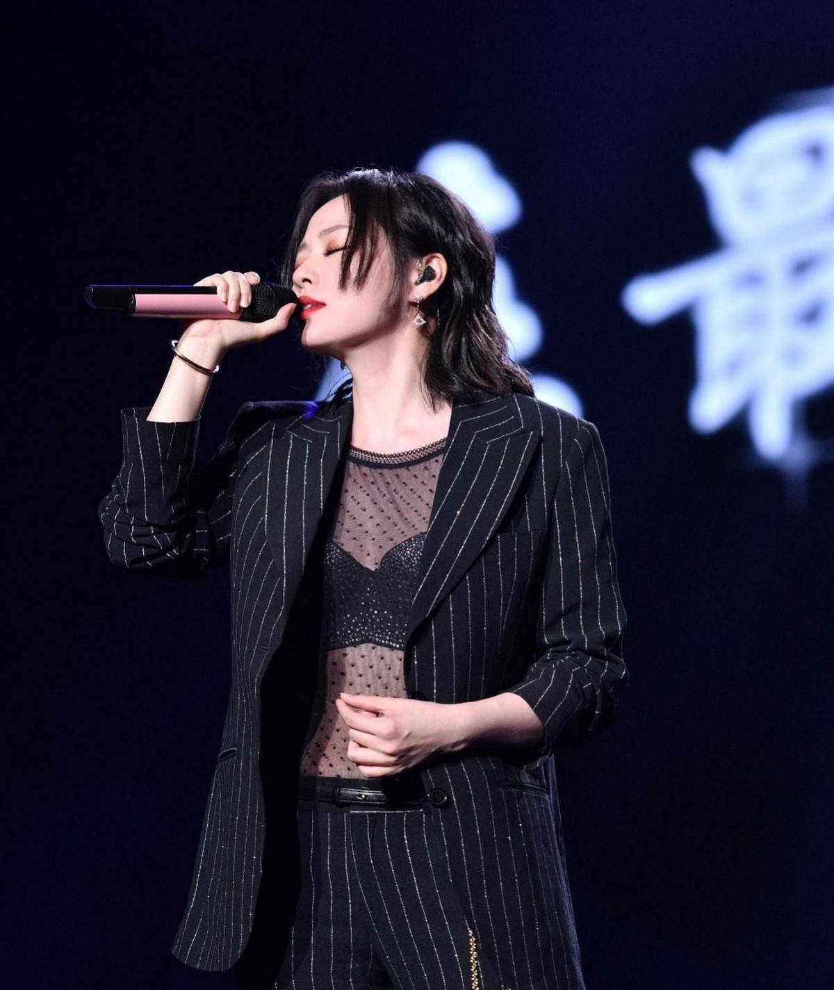 38岁张靓颖还敢穿!