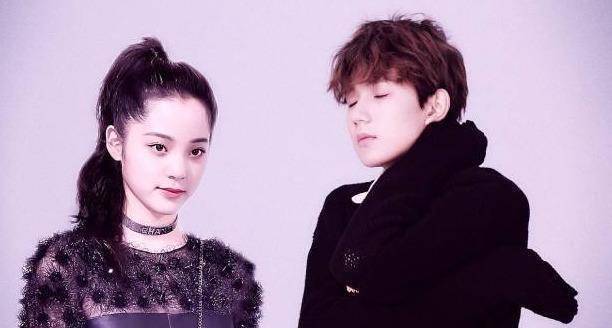 王源和欧阳娜娜难得合照,男孩开心女孩害羞,无妆素颜像一家人_歌词