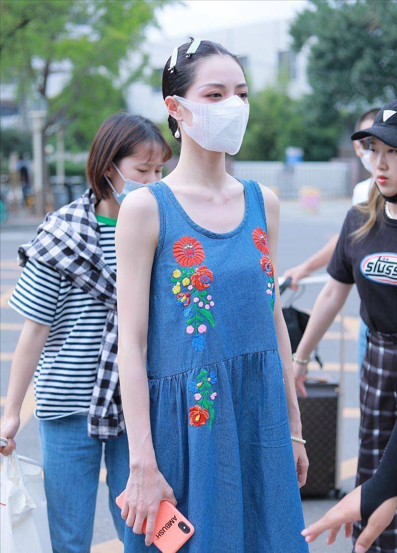 李现前女友私服太"少女",看着也就十八九岁的样子,一脸清纯相_裙子