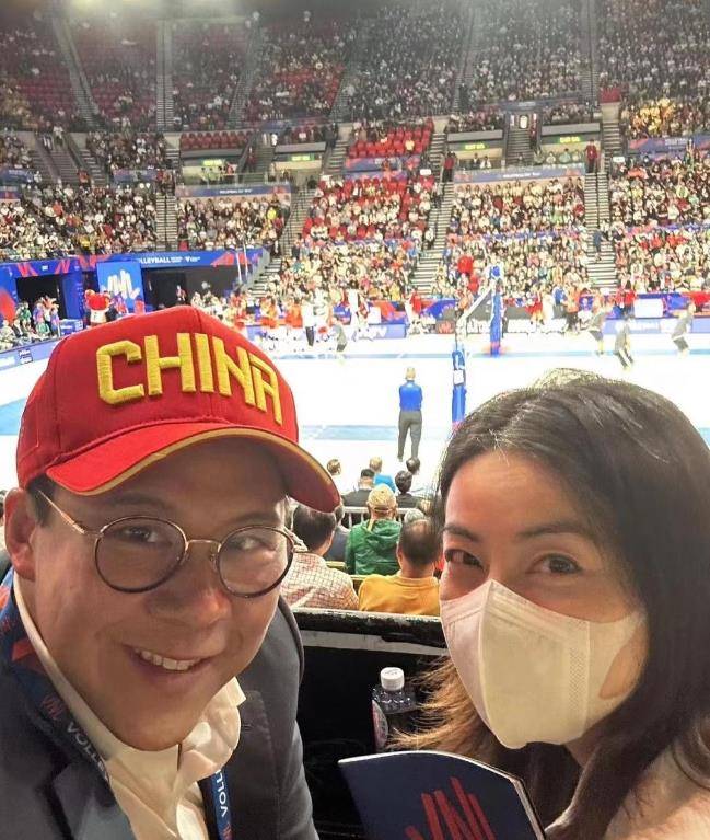 郭晶晶和霍启刚比赛看球赛!纯妆支持女运动员,两代霍震霆_霍中_香港