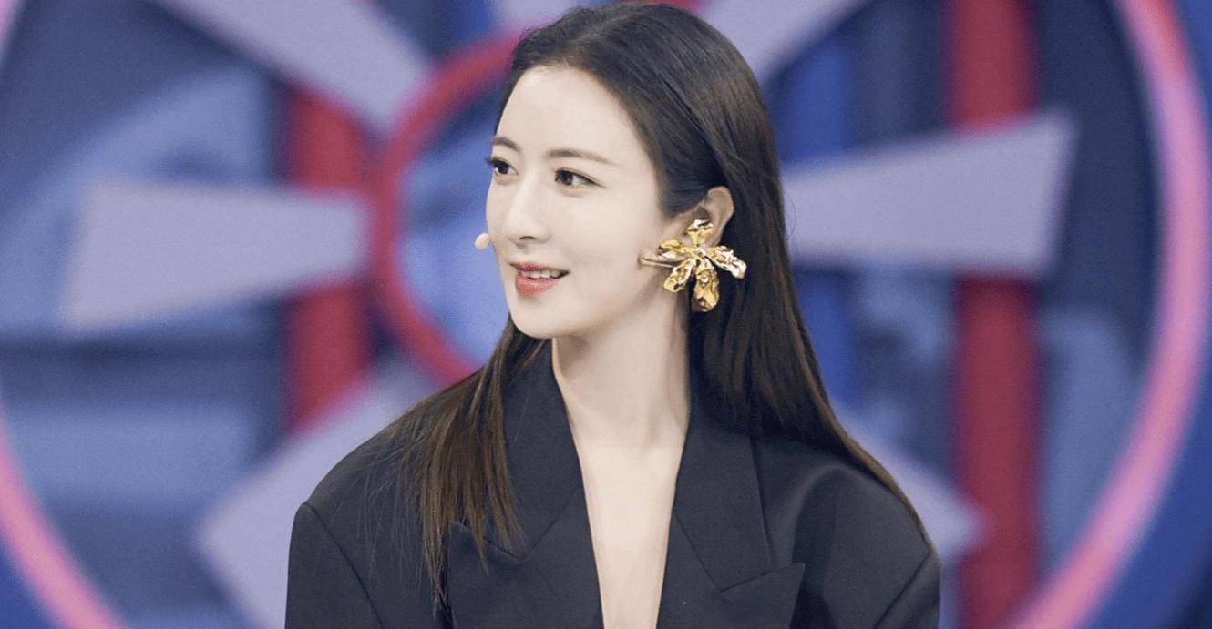 可以说,薇娅为淘宝直播贡献了半壁江山,而且薇娅和李佳琦在主推品类上