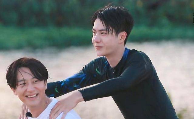 其实,王一博对于日常用度和生活需求,行为都真的很接地气,乔欣调的