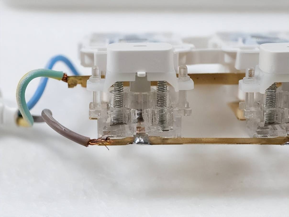 公牛,aigo,绿联,飞利浦,得力,德力西新国标排插拆给大家看_插座_插头