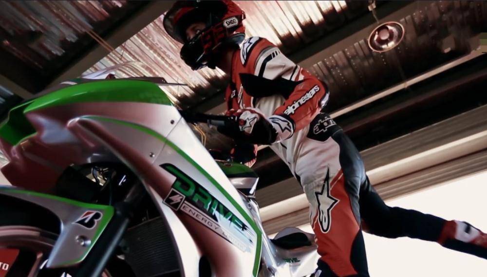 王一博摩托车比赛,当他摘下头盔休息时的状态,是本人?_时候_成绩_哥哥