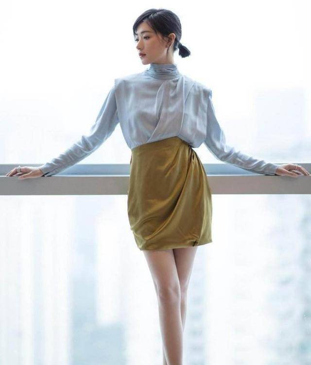 万茜牛仔服造型走机场,气质清新很有时尚感,37岁秒变青春少女_款式