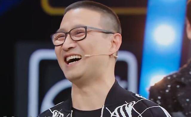 汪峰的近视眼镜到底厚多少?好似开了一个大眼特效._华晨宇_眼睛_网友