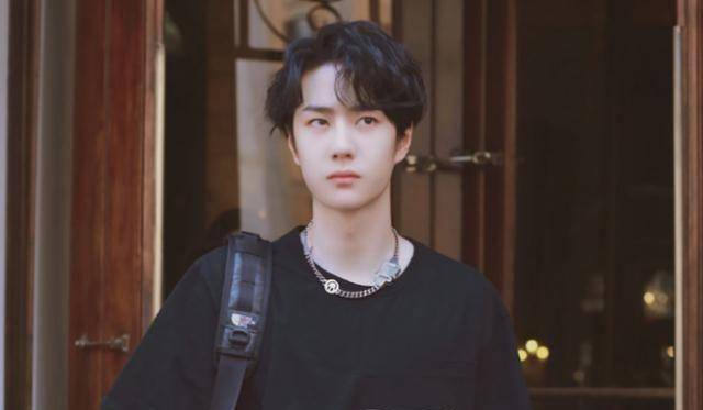 王一博称未出道时是校草,本以为没撒谎,看到16岁旧照信了你的邪_照片