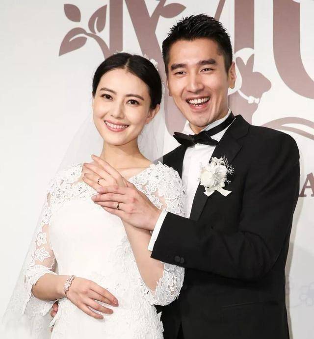 网友偶遇高圆圆赵又廷逛街,全程手拉手,赵又廷身高一米六引热议_白色