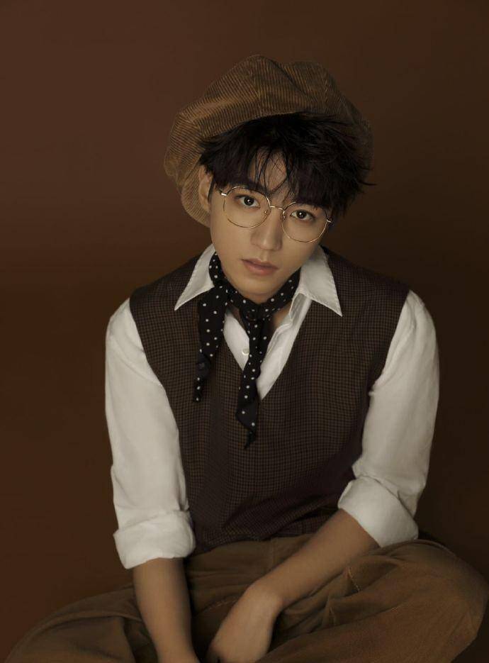 最后王俊凯决定让小马哥来帮助他,王俊凯为小马哥弹一个音让他唱高音