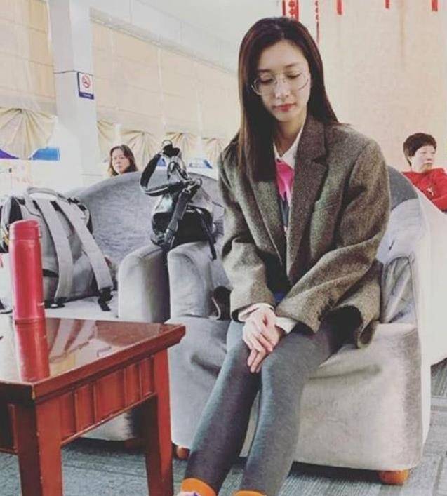 江疏影再一次展现视觉效果,牛仔短裤和丝袜尽显知性风范!