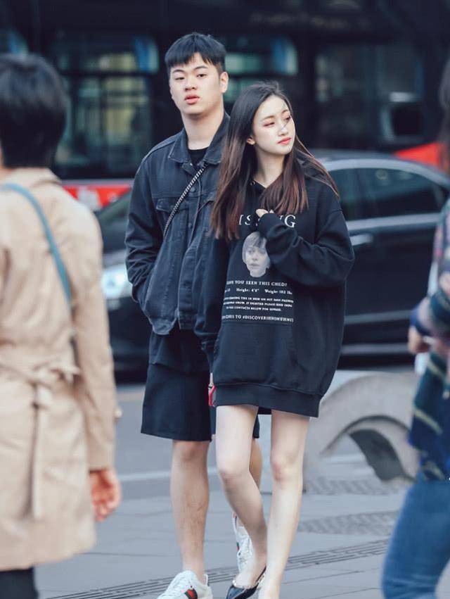 卫衣已经过时,现在00后更爱穿卫衣裙,甜美度爆表出街贼吸睛_女生_身材