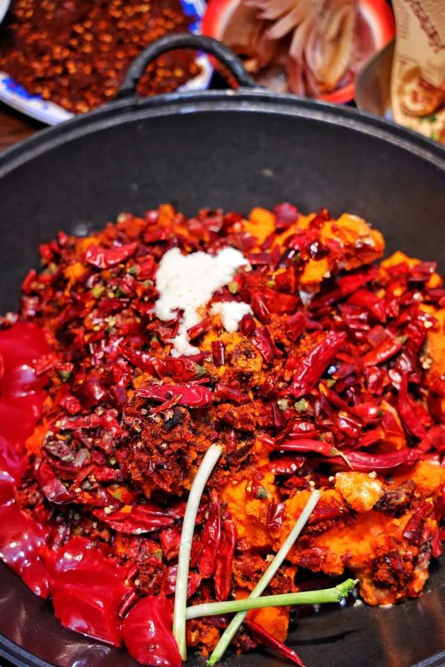 作为每桌必点的萍姐家金字招牌,全红汤锅底是手工炒料的地道全红牛油