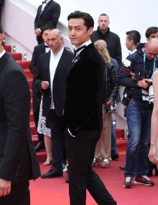 万茜挽手胡歌走红毯:黑白造型好配,老胡回眸超帅!_作品_裙子_低调