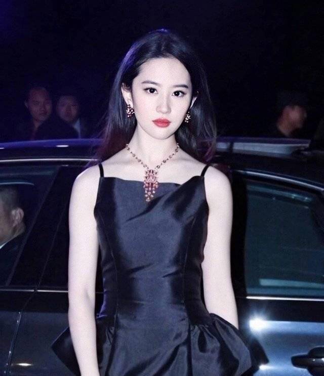 网友偶遇刘亦菲逛街,状态好气质绝,衣品仍然一言难尽_作品_时候_数量