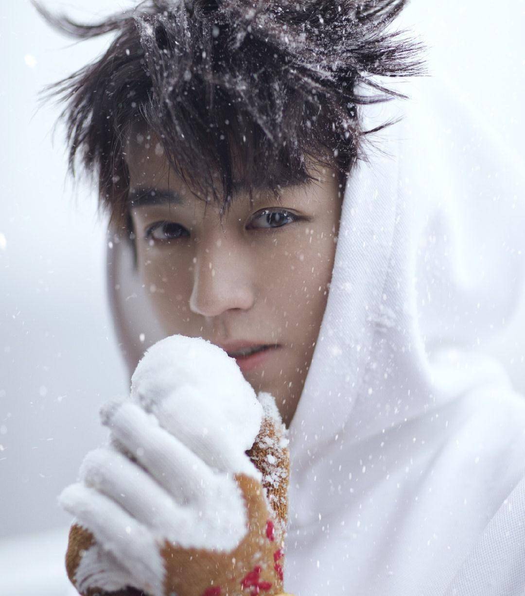 王俊凯堆雪人画面唯美,和柴犬漫步雪地之间,独自远眺_小柴_肚子_因为