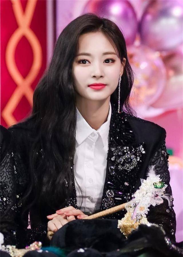 网友发现twice周子瑜戴牙套前后,脸型有了细微的变化!