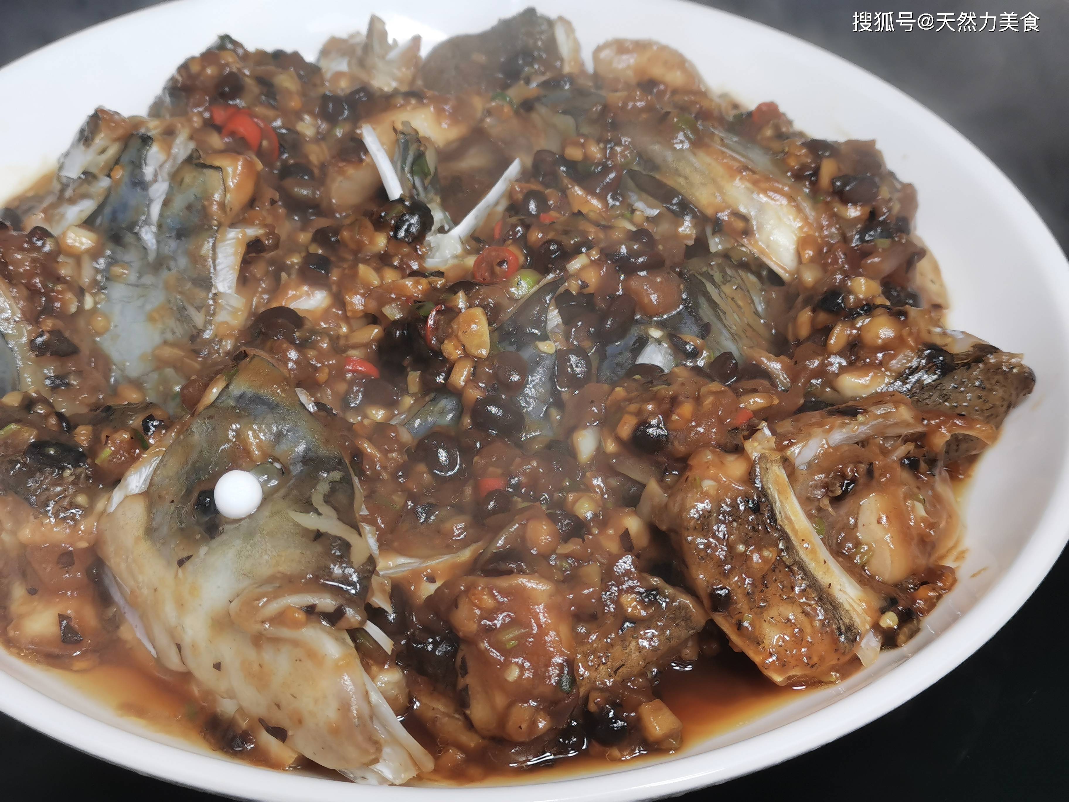 传统粤菜的豉汁蒸鱼头,家常做法,不柴,不腥,豉香味浓鲜滑嫩美