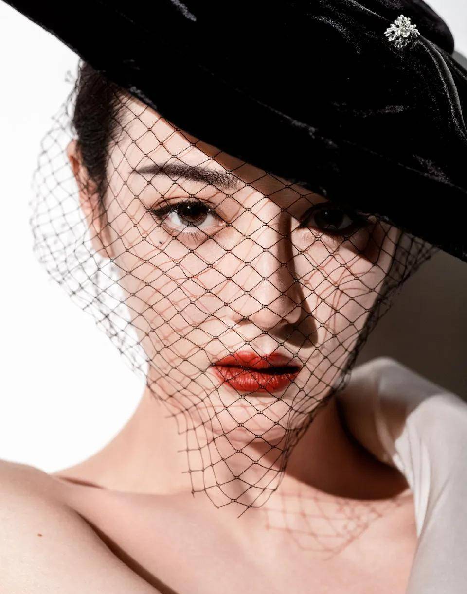 迪丽热巴戴黑丝纱礼帽演绎无与伦比的复古名媛,明眸红唇,性感又美丽