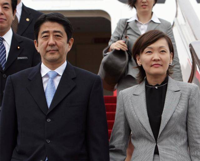 在此过程中,安倍晋三也进一步发现了安倍昭惠与其他日本女子截然不同