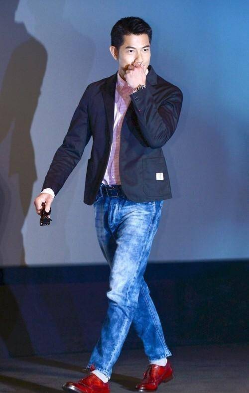 57岁郭富城过生日,穿西装站在22岁老婆身边,帅气十足,真的老土_男士