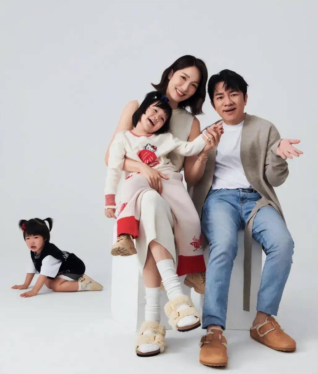 谢娜带小女儿学游泳,王祖蓝一家四口幸福生活,结果打动人心_孩子_娱乐