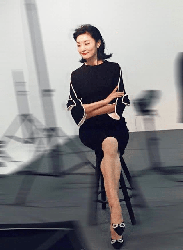 朱军老婆梳蓬蓬头精心打扮,却像农村老人,周涛像城市的优雅阿姨_显得