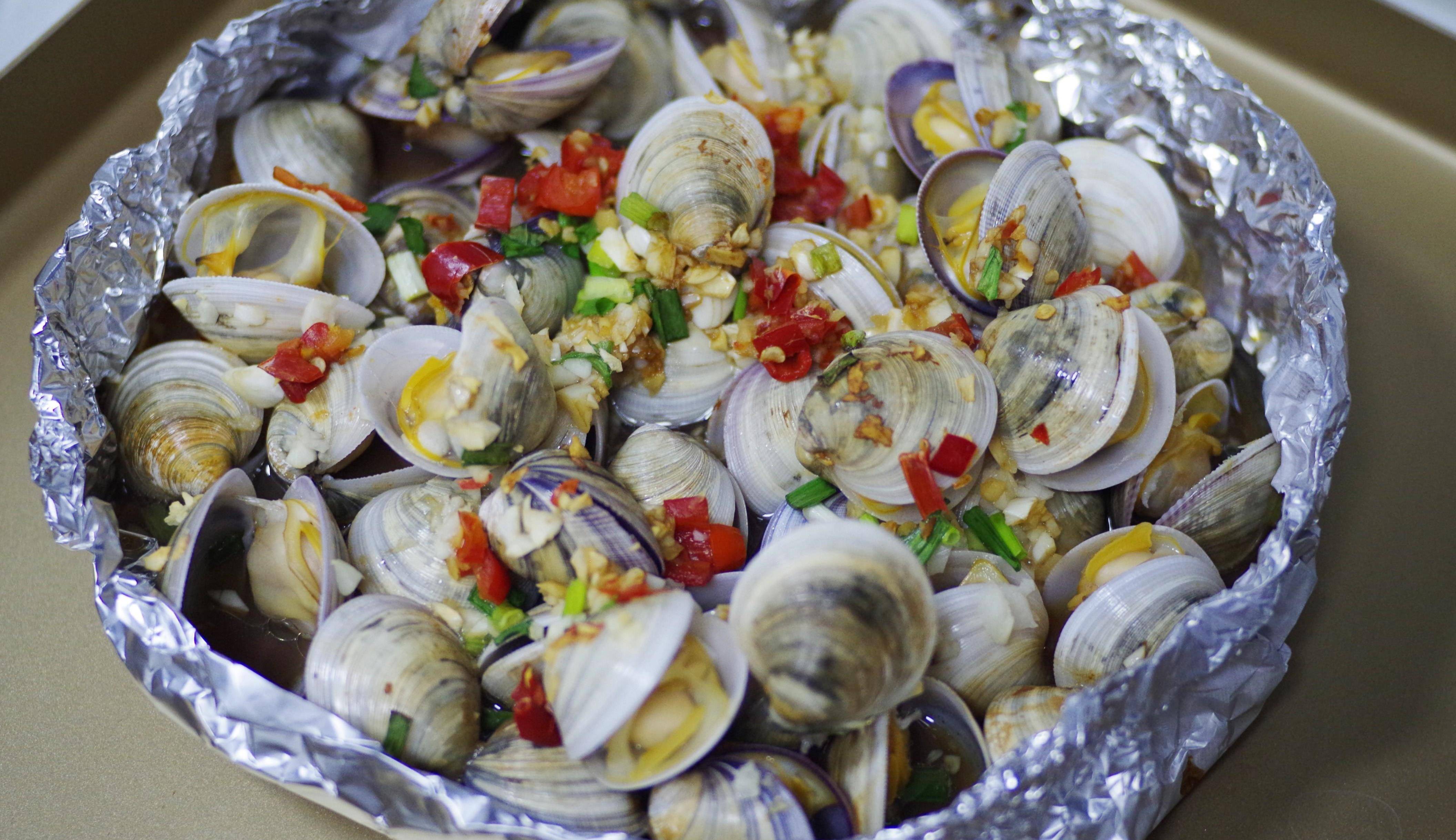 家常烤箱版烤蛤蜊,用这么好的蛤蜊来烤,能不鲜美吗?_步骤_锡纸_小葱