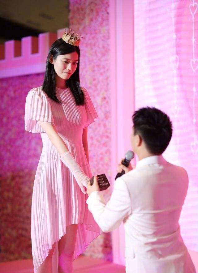 奚梦瑶嫁入豪门首庆生,何猷君发表爱情宣言,公开二字称呼好甜蜜_mario