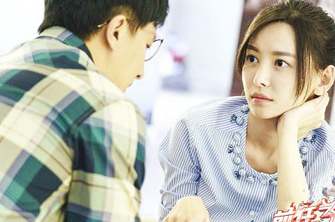 第二对,余飞(郑恺饰)和丁点是两人共同的好友,同时也是一对恋人,在