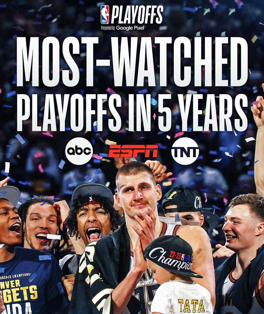 掘金夺冠后戈登疯狂庆祝:赤膊跑到街头狂欢 坐车窗抽雪茄嗨翻天_球迷