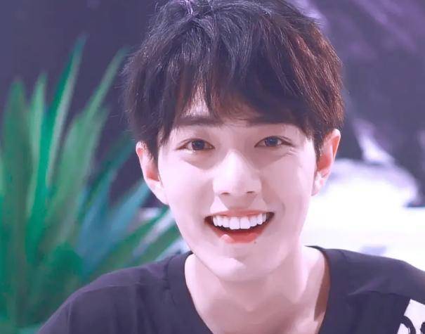 肖战现身《王牌》,谁注意他的"个人简介",这是对李宇春的尊重_节目组